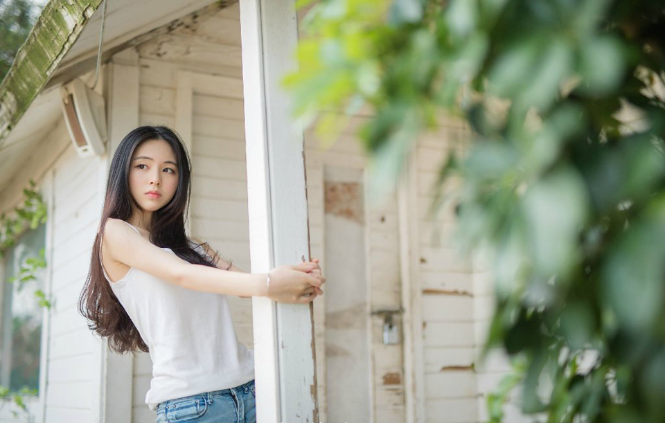 孟达有些惊讶的看向刘璋，摇头叹道：“刘益州若不被利益昏了心智，也不至于如此轻易便让主公拿下益州。”